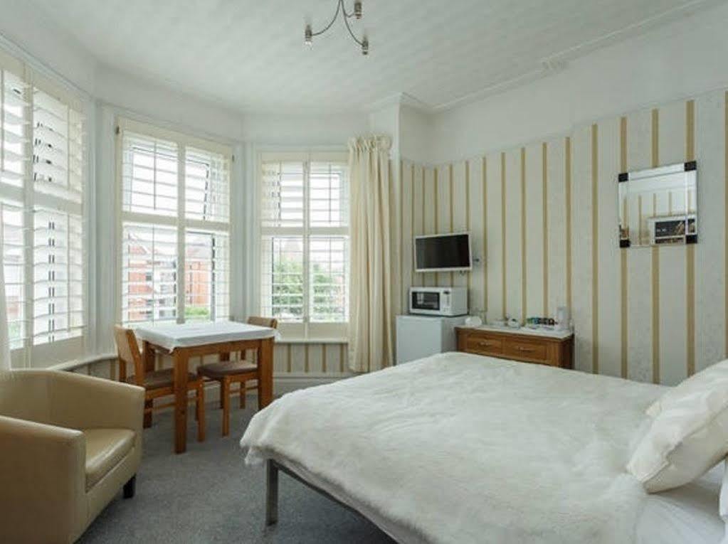 Crossroads Hotel Bournemouth Ngoại thất bức ảnh